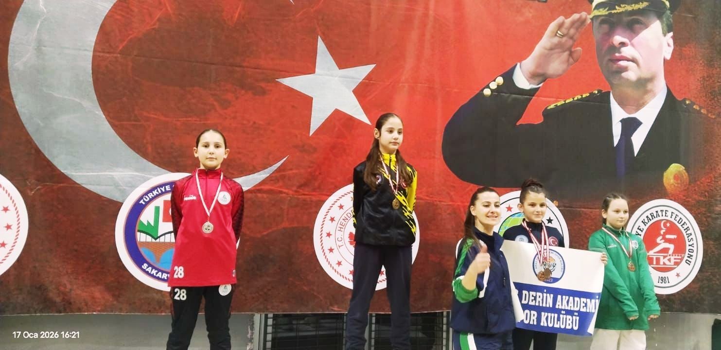 K&ouml;rfezli karateciler Gaffar Okkan Turnuvası&rsquo;ndan 8 madalyayla d&ouml;nd&uuml;
