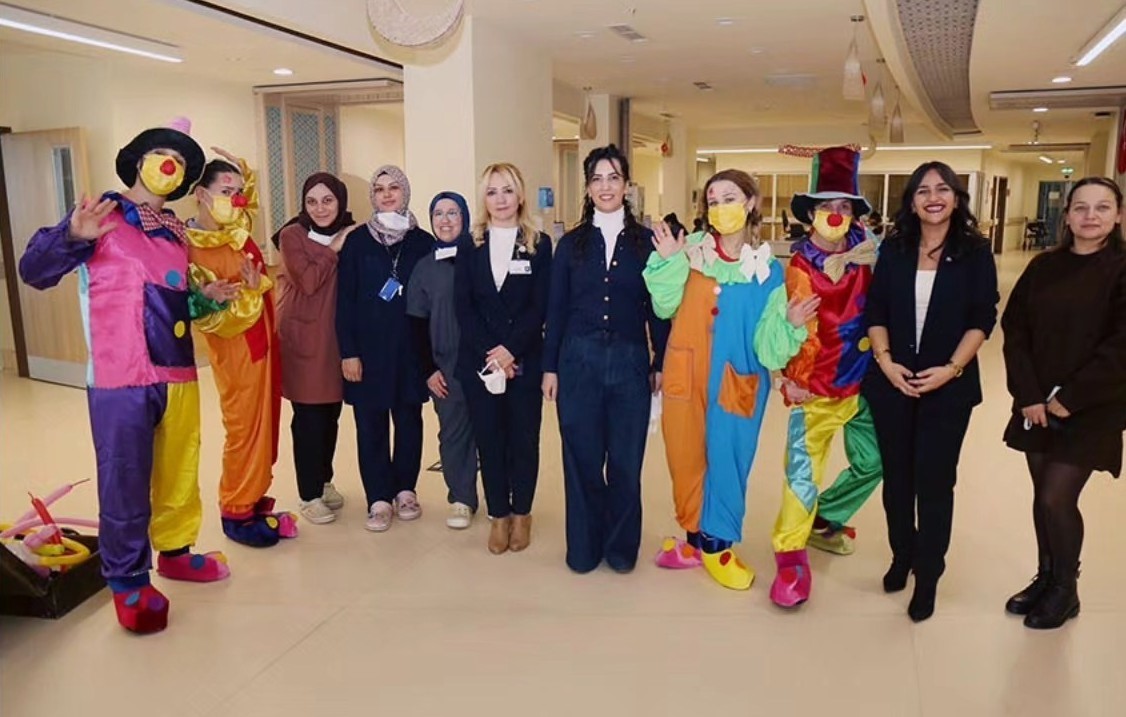 Sanatın rehabilite edici g&uuml;c&uuml;n&uuml; &ccedil;ocuklarla buluşturdular
