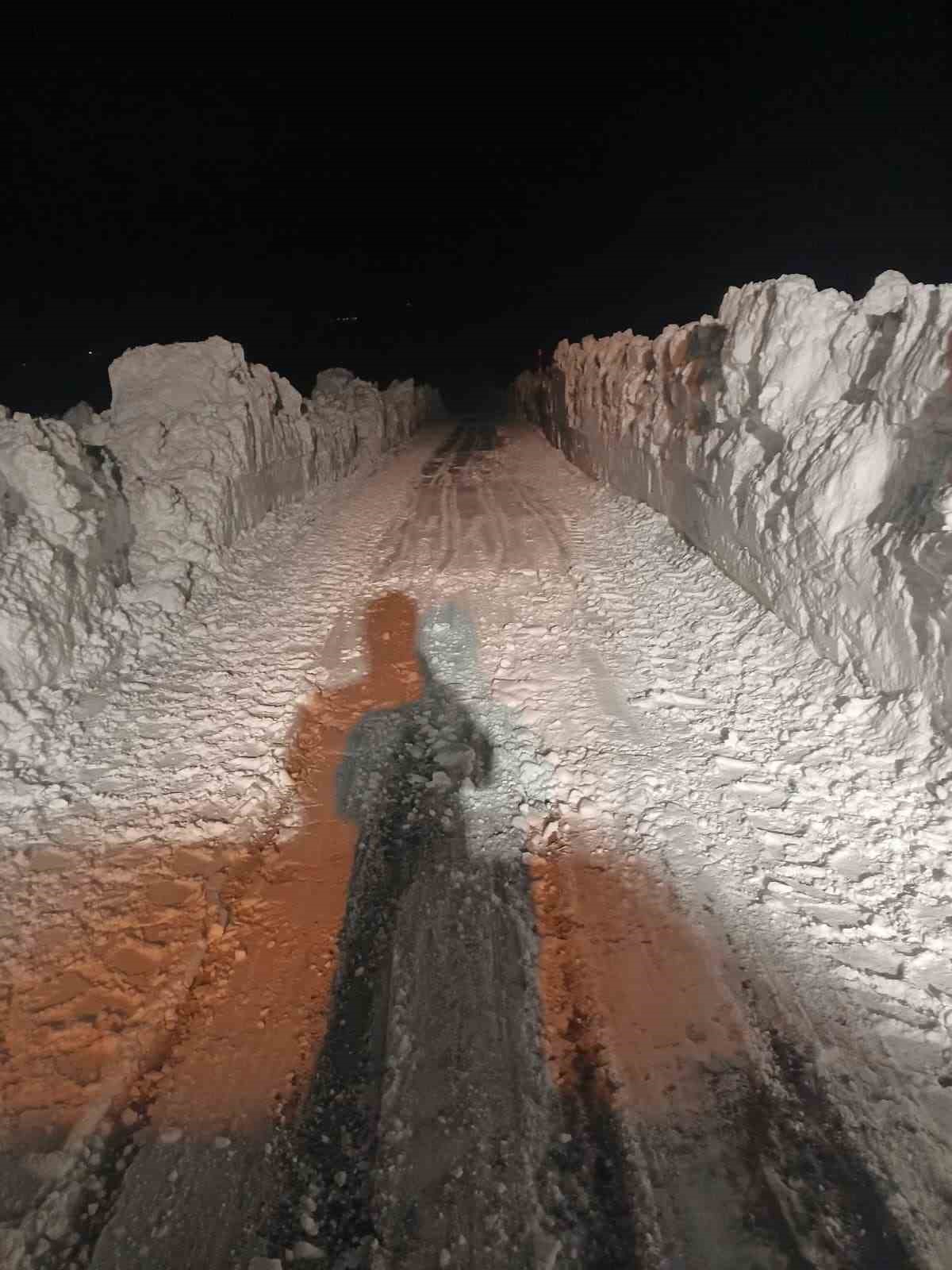 1 metreyi aşan karda yol a&ccedil;ma m&uuml;cadelesi
