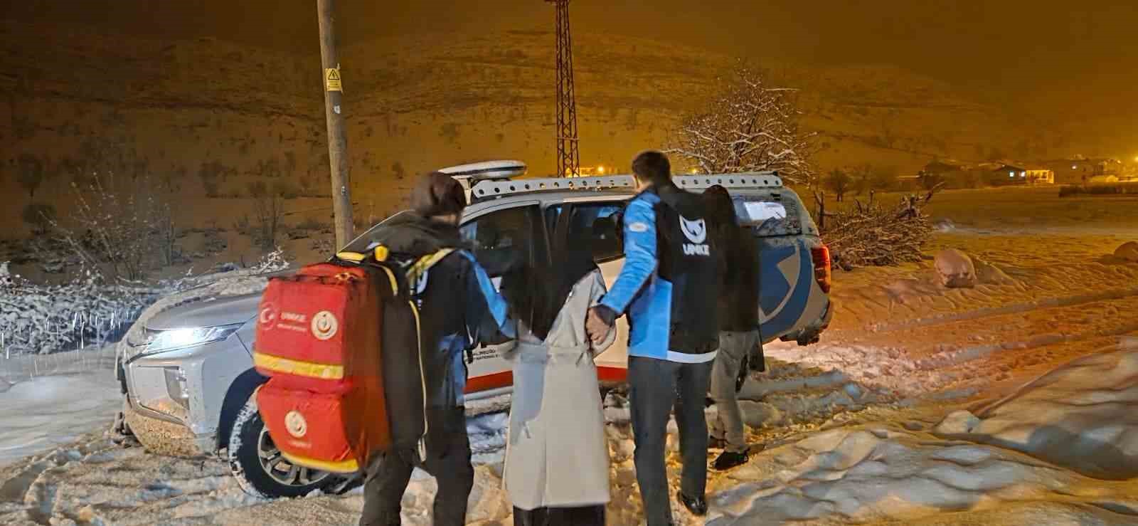 Diyarbakır&rsquo;da zorlu kış şartlarında sağlık seferberliği: Kapalı yollarda UMKE ve 112&rsquo;den zamanla yarış
