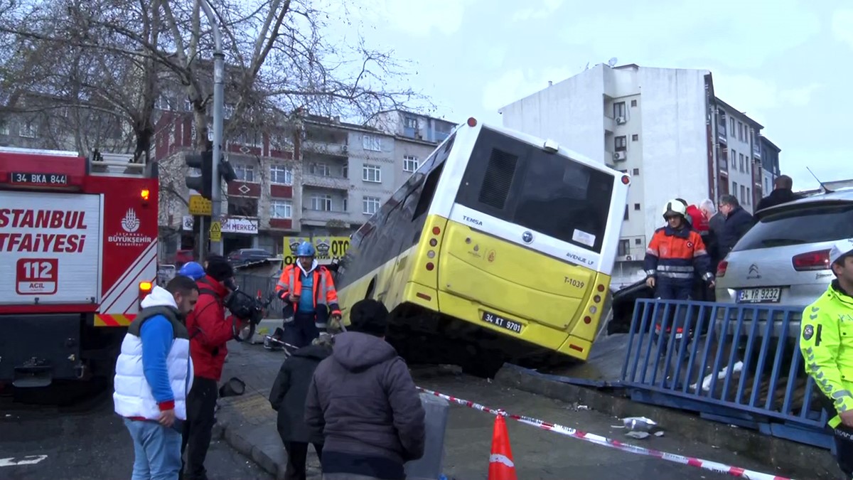 Esenler'de i&ccedil;inde yolcuların bulunduğu İETT otob&uuml;s&uuml; otoparka daldı, faciadan d&ouml;n&uuml;ld&uuml;