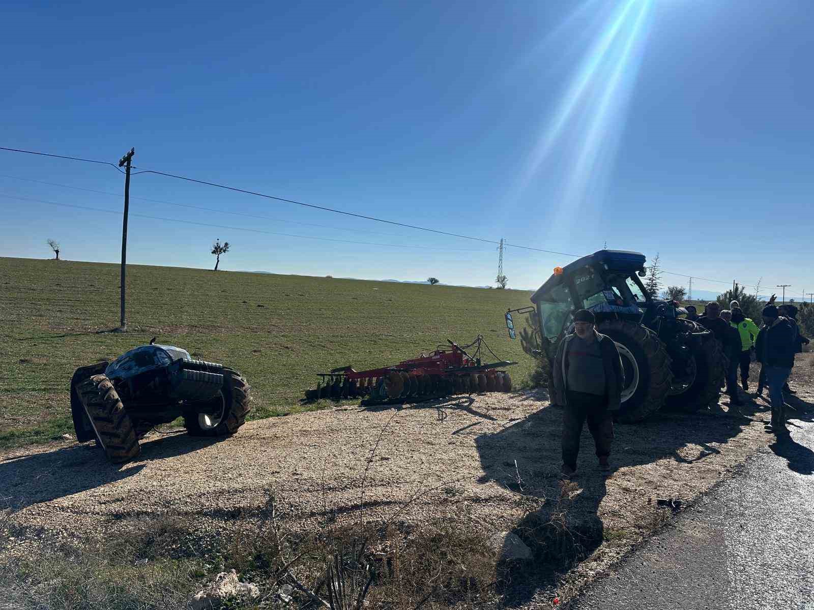 Kamyonetle &ccedil;arpışan trakt&ouml;r ikiye b&ouml;l&uuml;nd&uuml;

