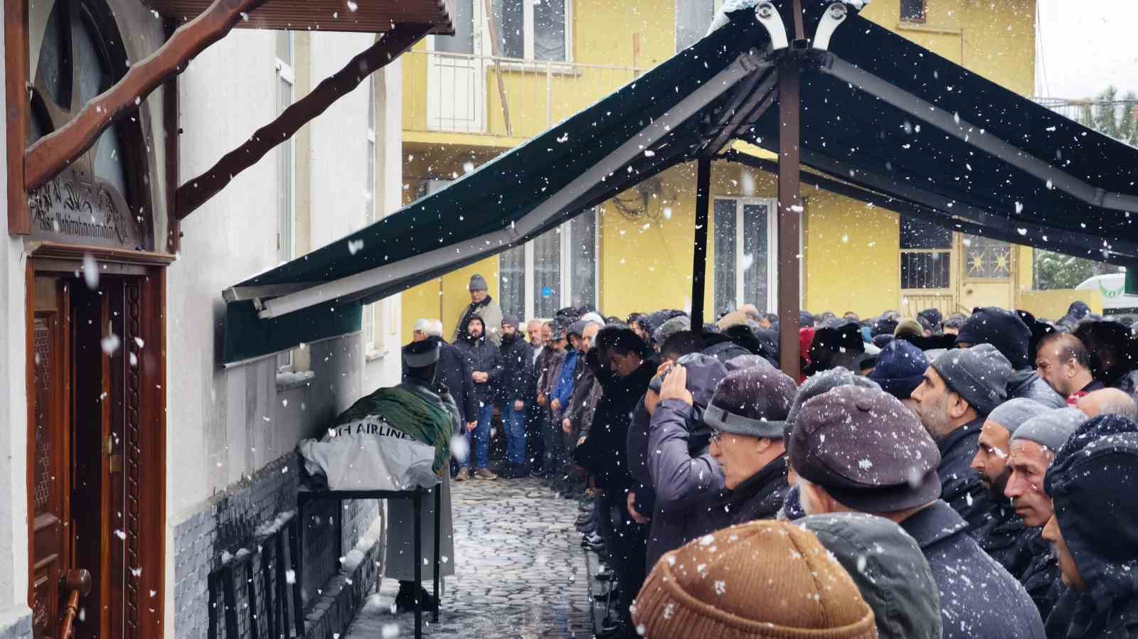 Yanan aracın i&ccedil;inde &ouml;l&uuml; bulunan gen&ccedil; m&uuml;teahhit son yolculuğuna uğurlandı
