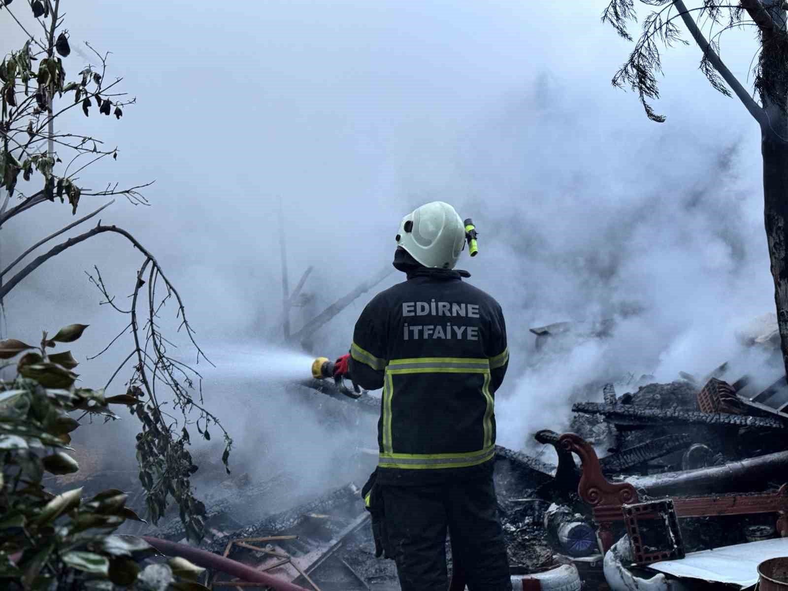 Edirne&rsquo;de k&ouml;m&uuml;rl&uuml;kler alevlere teslim oldu

