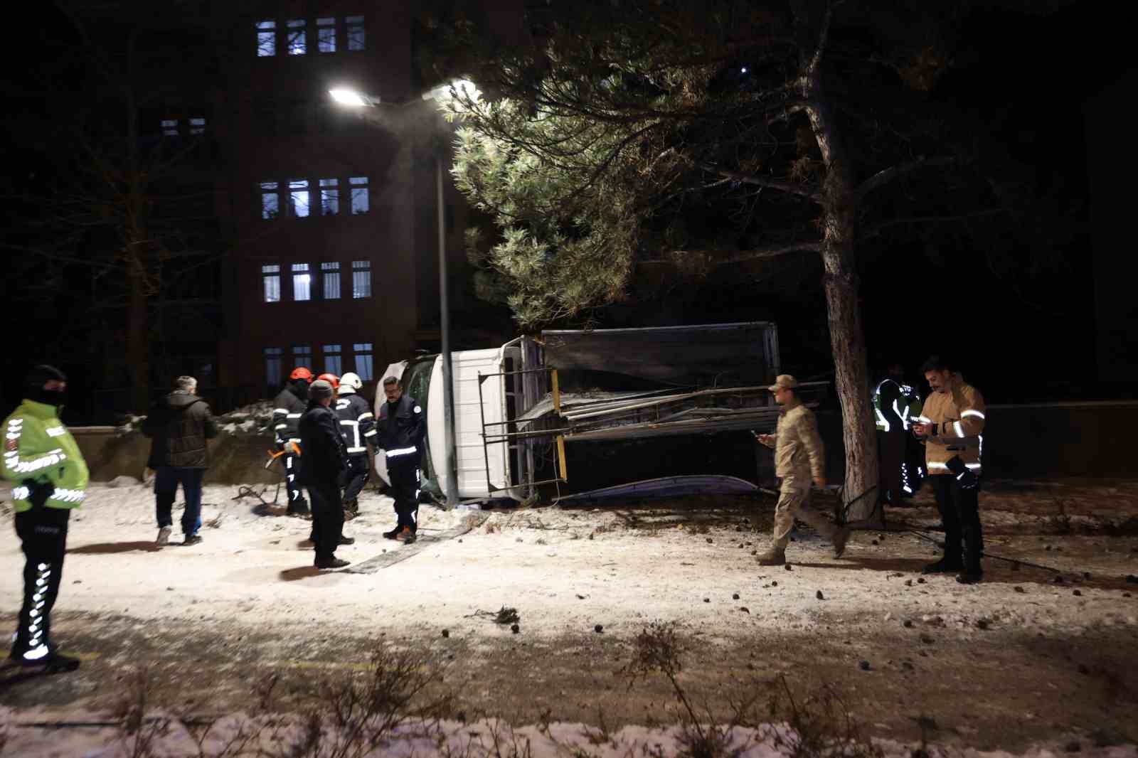 Alkoll&uuml; s&uuml;r&uuml;c&uuml;ye, s&uuml;r&uuml;c&uuml; olduğunu polisler hatırlattı
