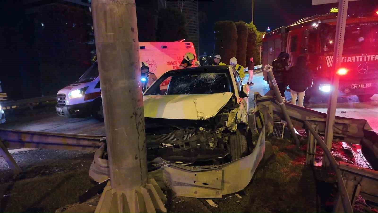 &Uuml;mraniye&rsquo;de alkoll&uuml; s&uuml;r&uuml;c&uuml;n&uuml;n kullandığı otomobil bariyerlere saplandı: 2 yaralı
