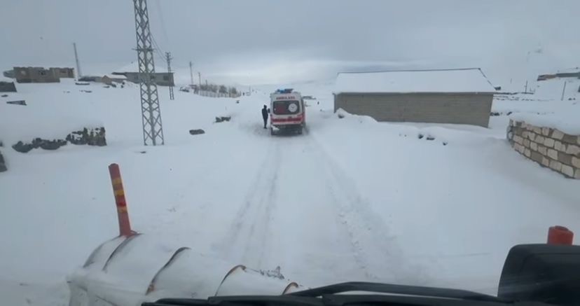 Ağrı&rsquo;da yolların a&ccedil;ılmasıyla hastalar hastaneye ulaştırıldı

