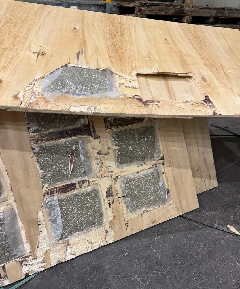 Kontrplaklar arasına gizlenen 700 kilo esrar sınırda ele ge&ccedil;irildi
