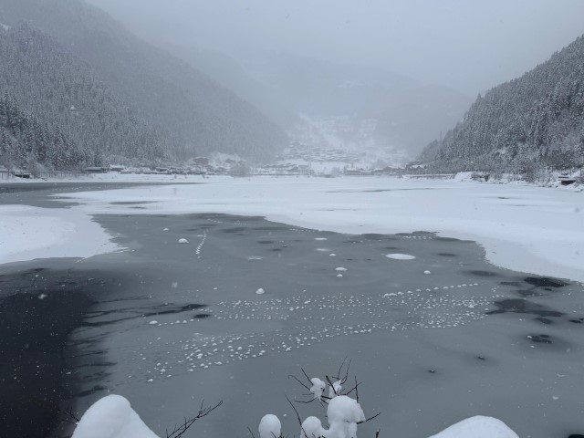 Uzung&ouml;l&rsquo;de kar kalınlığı 1 metreyi aştı