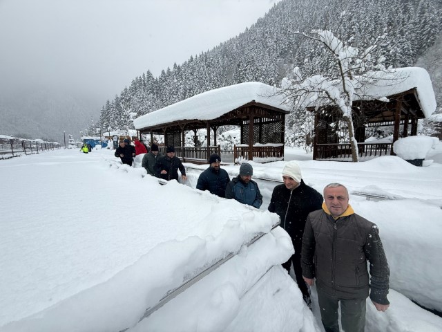 Uzung&ouml;l&rsquo;de kar kalınlığı 1 metreyi aştı