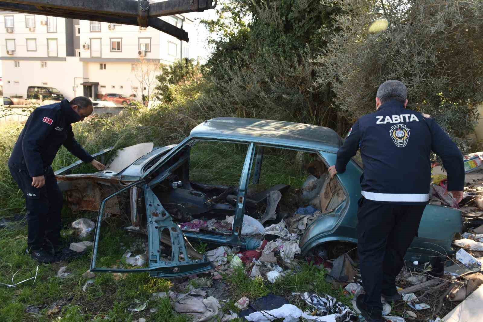 Kepez&rsquo;de terk edilmiş hurda ara&ccedil;lar kaldırıldı
