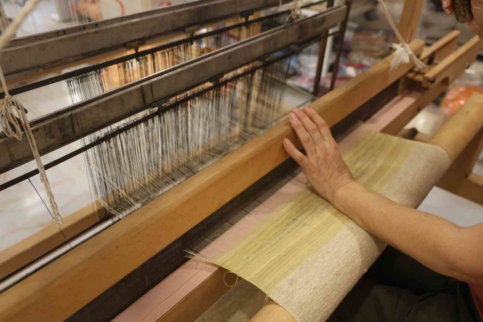 Tescilli &rsquo;Hatay Sarısı&rsquo;nı yaşatmak i&ccedil;in &ouml;mr&uuml;n&uuml; adayan kadına "Yaşayan İnsan Hazinesi" &ouml;d&uuml;l&uuml;
