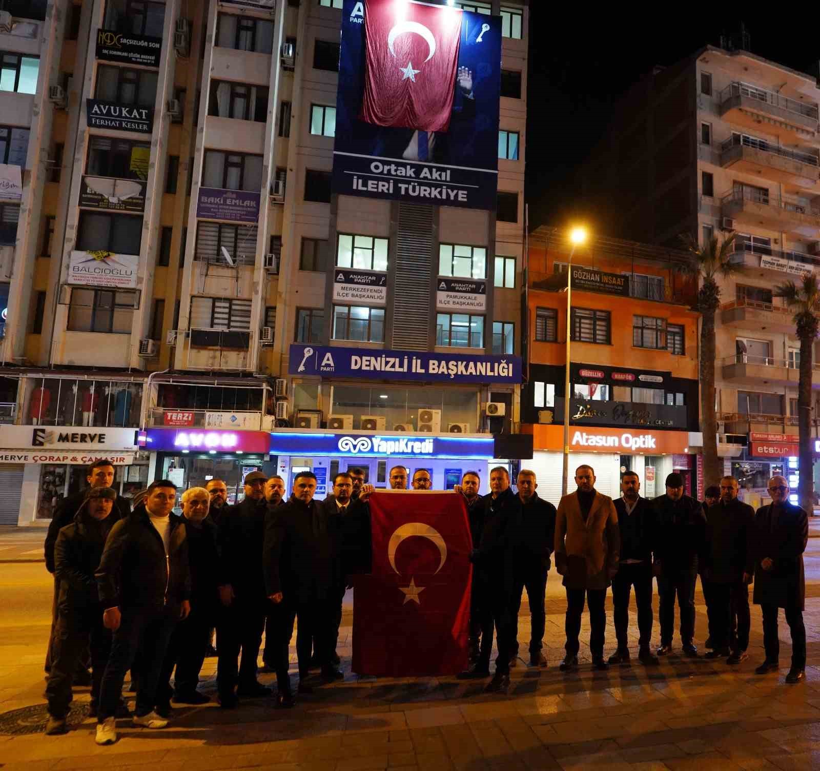 Anahtar Parti Denizli il binasına dev T&uuml;rk bayrağı asıldı

