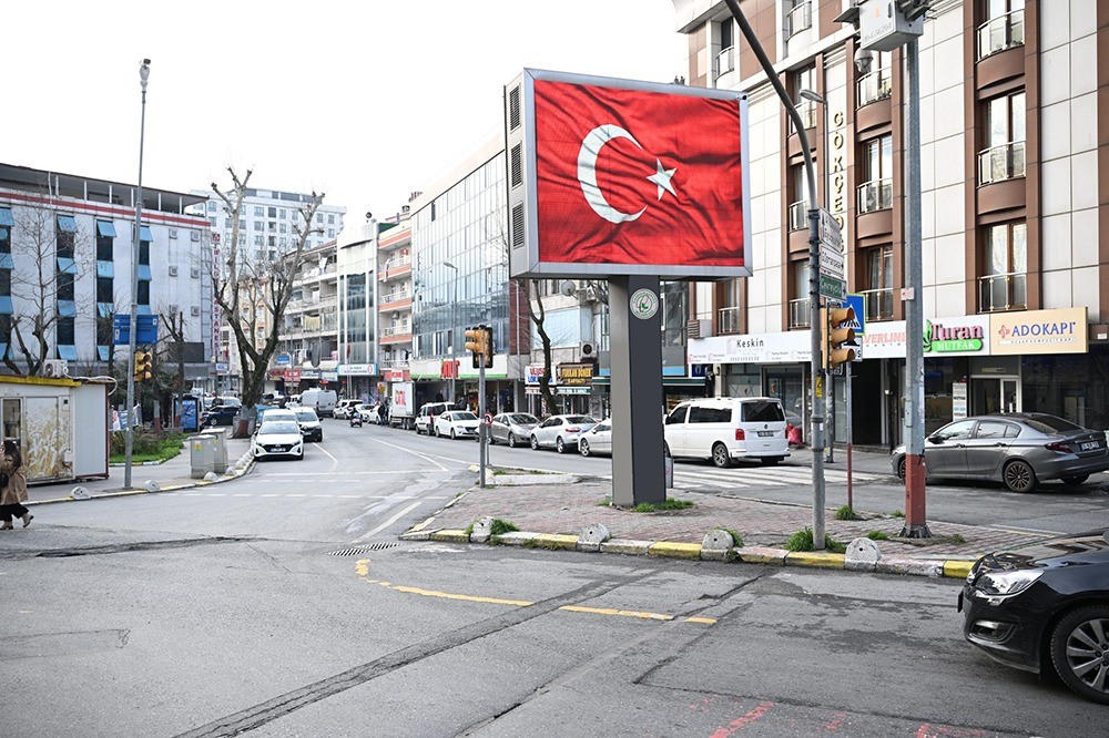 Hain provokasyona karşı Gaziosmanpaşa&rsquo;da ekranlar T&uuml;rk bayraklarıyla donatıldı
