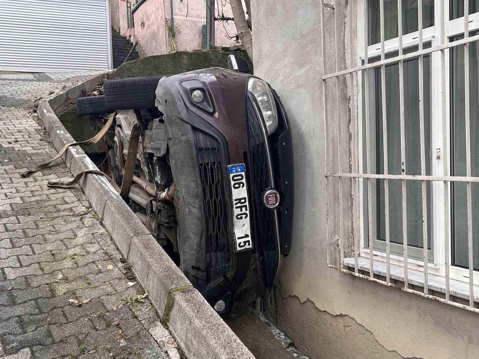 &Ccedil;engelk&ouml;y&rsquo;de vitesi boşta kalan ara&ccedil; bah&ccedil;eye u&ccedil;tu
