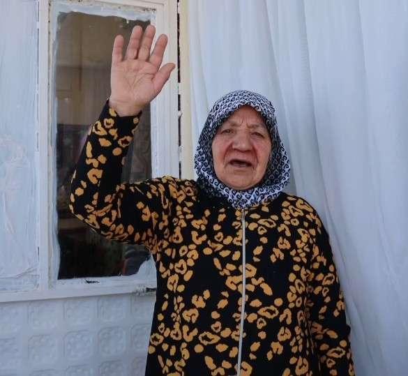 Kırşehir&rsquo;de yaşlı kadın ailesinin terk ettiği hasta torununa 29 yıldır bakıyor
