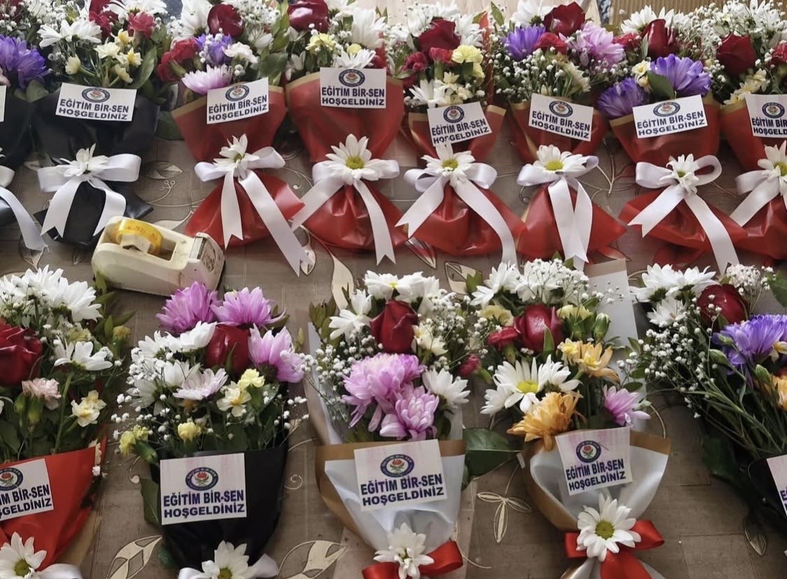 &Ccedil;ermik&rsquo;e atanan &ouml;ğretmenlere &ccedil;i&ccedil;ekli karşılama
