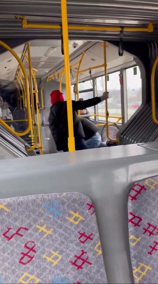 Otob&uuml;s&uuml;n i&ccedil;inde tekme tokat b&ouml;yle darp etti..."Komutanıma bı&ccedil;ak &ccedil;ekmişti"
