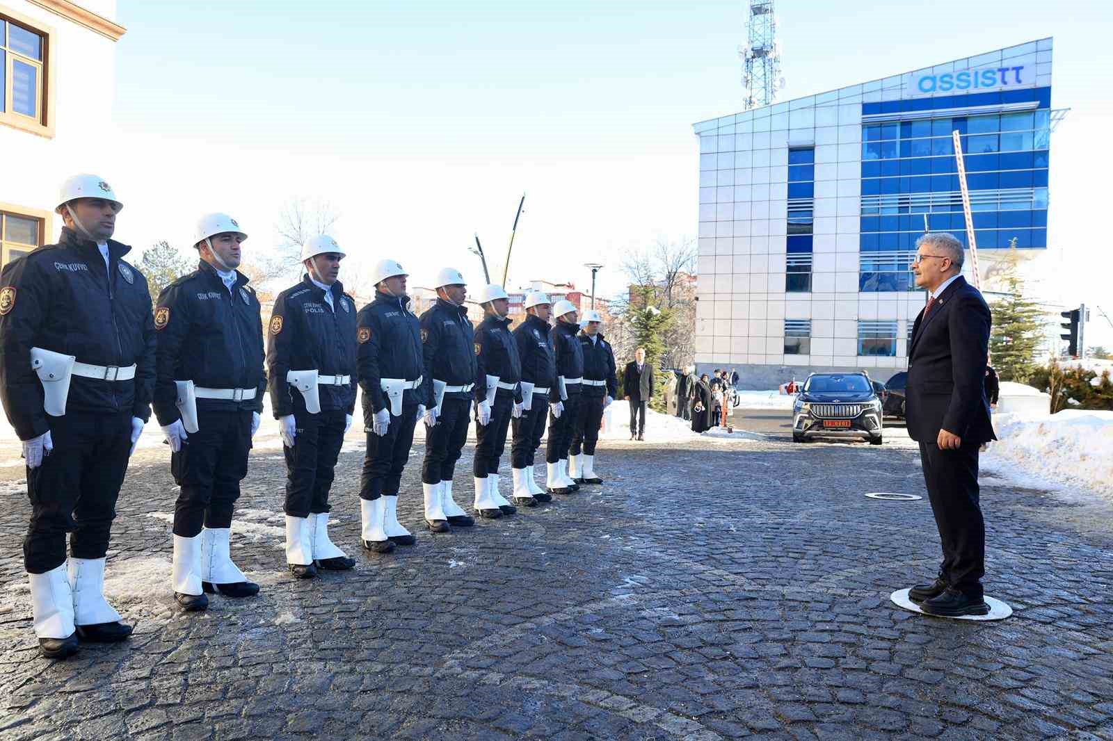 Bing&ouml;l Valisi &Ccedil;elik g&ouml;revine başladı
