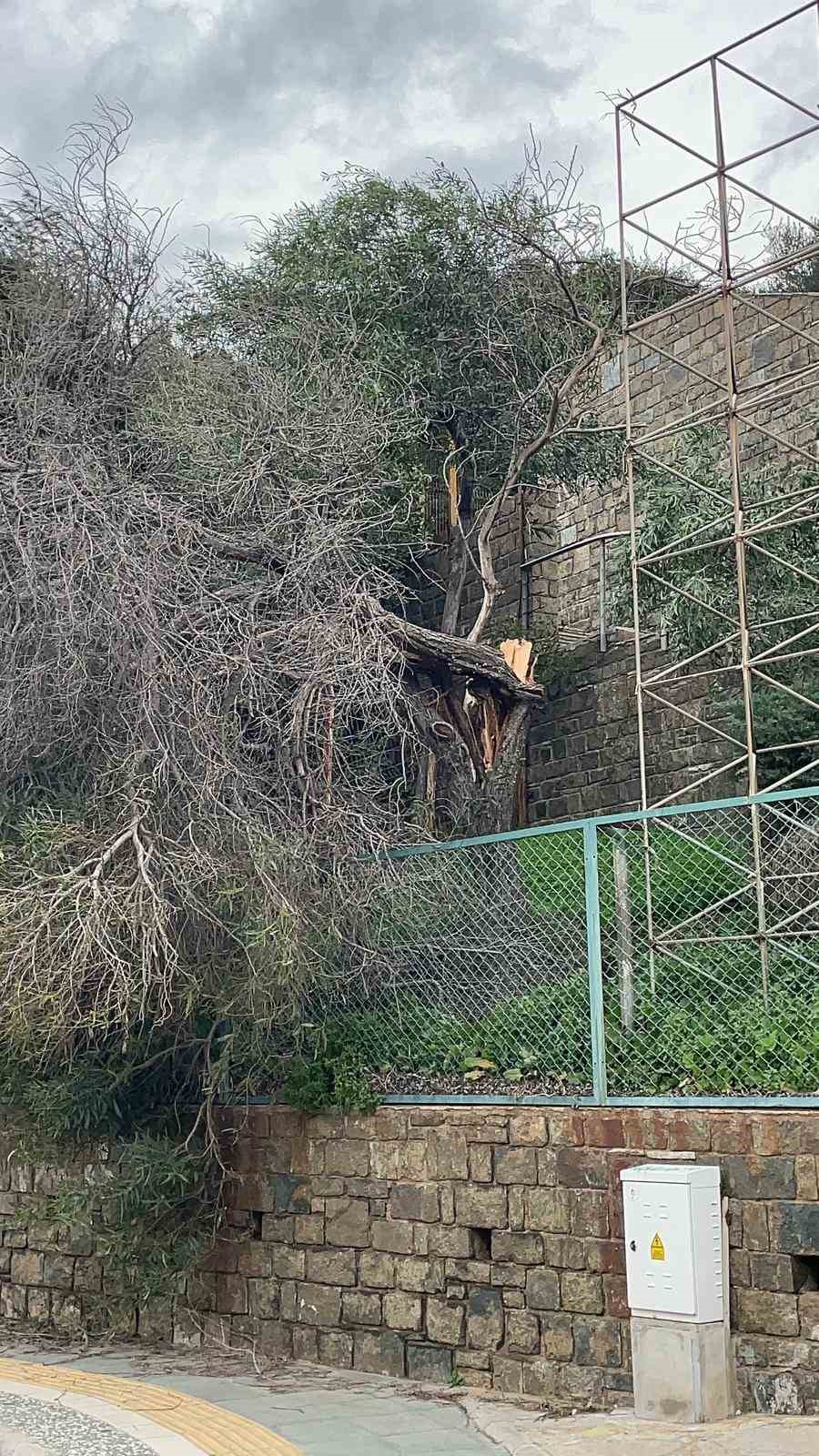 Marmaris&rsquo;te fırtına etkisini g&ouml;stermeye devam ediyor
