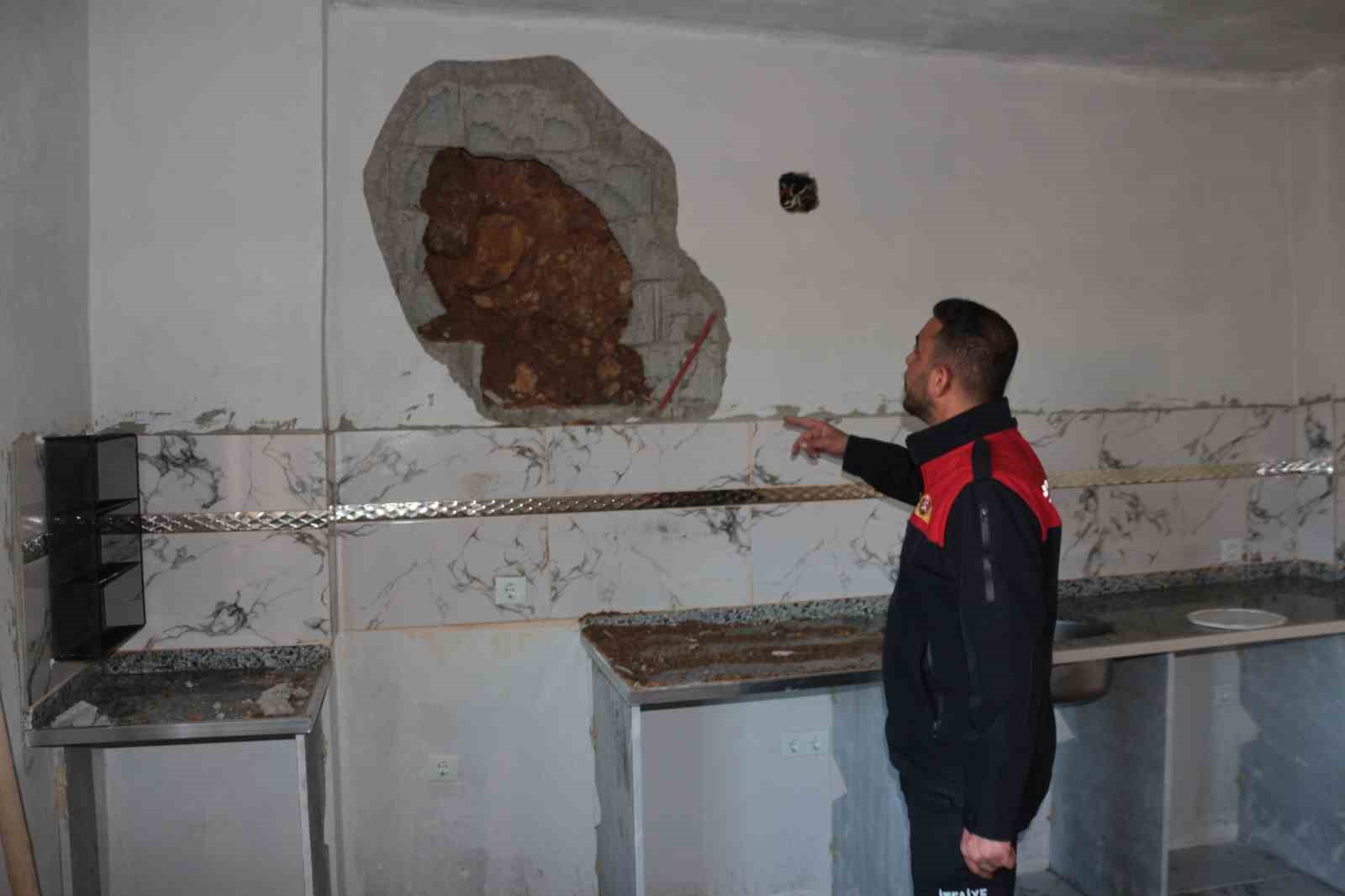 Cizre&rsquo;de facianın eşiğinden d&ouml;n&uuml;ld&uuml;: Dev kayalar evi yerle bir etti
