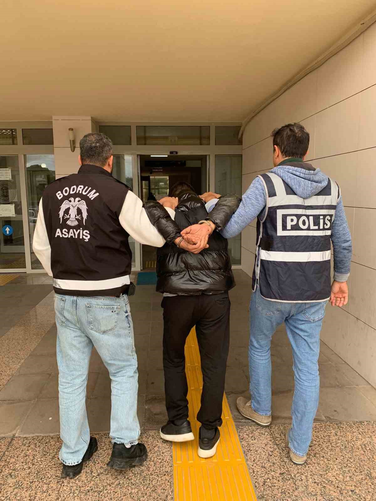 Bodrum&rsquo;da ara&ccedil;tan hırsızlık olayı ilgili 3 kişi g&ouml;zaltına alındı
