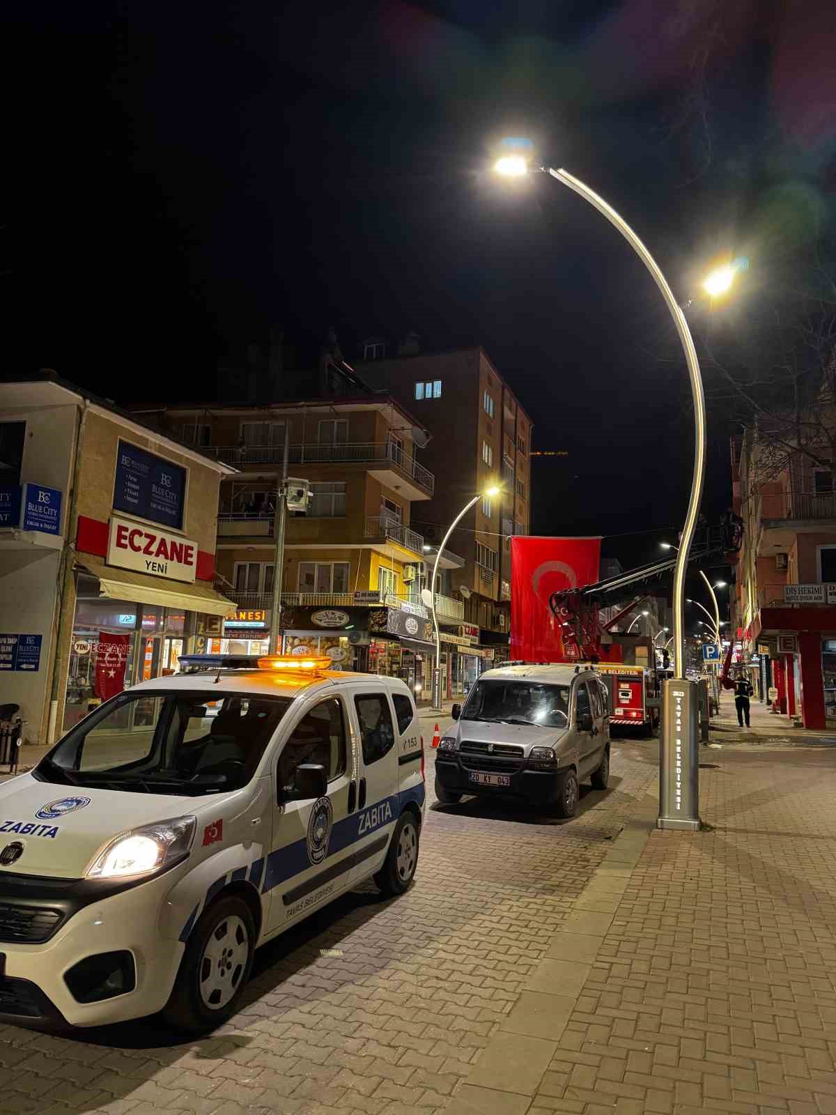 Tavas&rsquo;ın her noktası bayraklarla donatıldı
