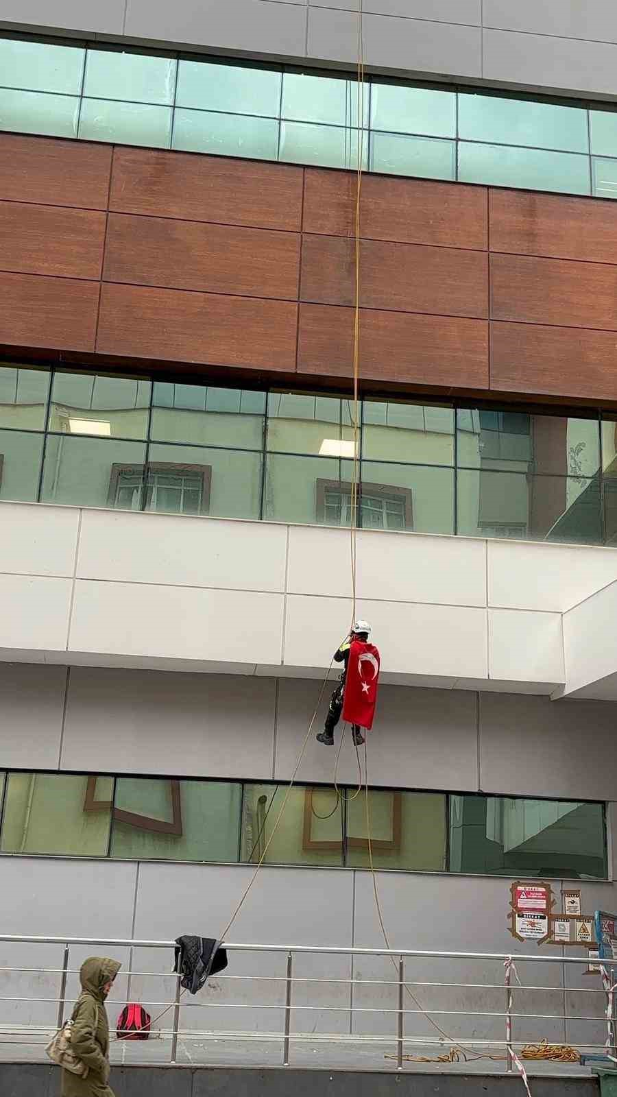 T&uuml;rk bayrağına saldırıya Aydın&rsquo;dan tepki: 30 metreye tırmanıp zirveye astı
