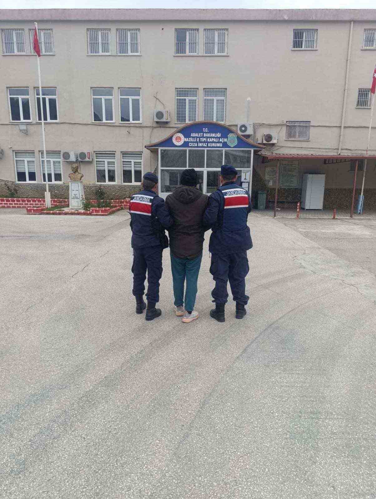 Aydın&rsquo;da aranan şahıslar jandarmadan ka&ccedil;amadı
