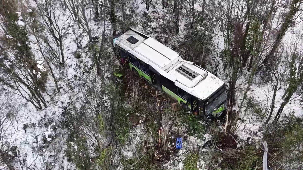 Kartepe&rsquo;nin zirvesinden inerken otob&uuml;s şarampole u&ccedil;tu: 22 yaralı