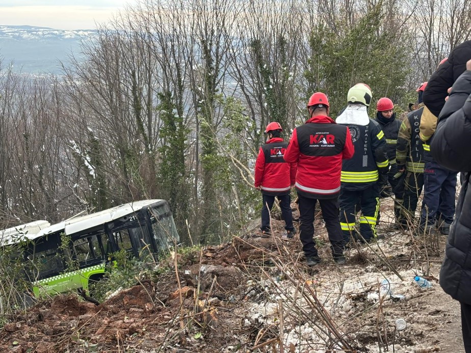 Kartepe&rsquo;nin zirvesinden inerken otob&uuml;s şarampole u&ccedil;tu: 22 yaralı