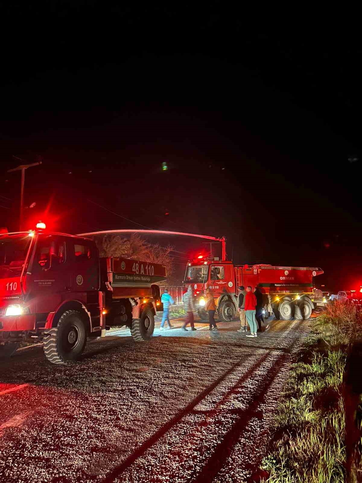 Fırtına elektrik tellerini kopardı, &ccedil;ıkan yangın b&uuml;y&uuml;meden s&ouml;nd&uuml;r&uuml;ld&uuml;
