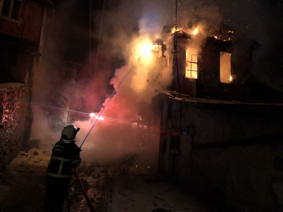 Kastamonu&rsquo;da &uuml;&ccedil; katlı tarihi konak yangında k&uuml;le d&ouml;nd&uuml;