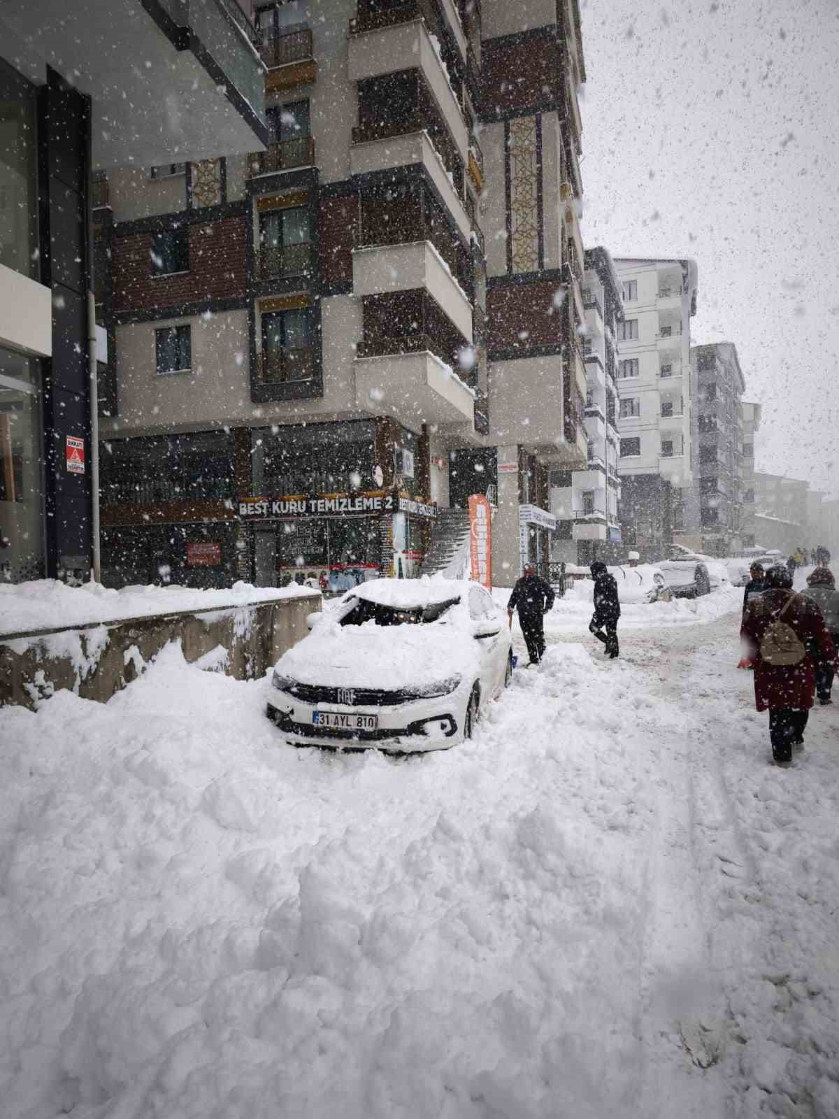 &Ccedil;atıda &ccedil;&ouml;z&uuml;len kar k&uuml;tlesi otomobilin &uuml;zerine d&uuml;şt&uuml;
