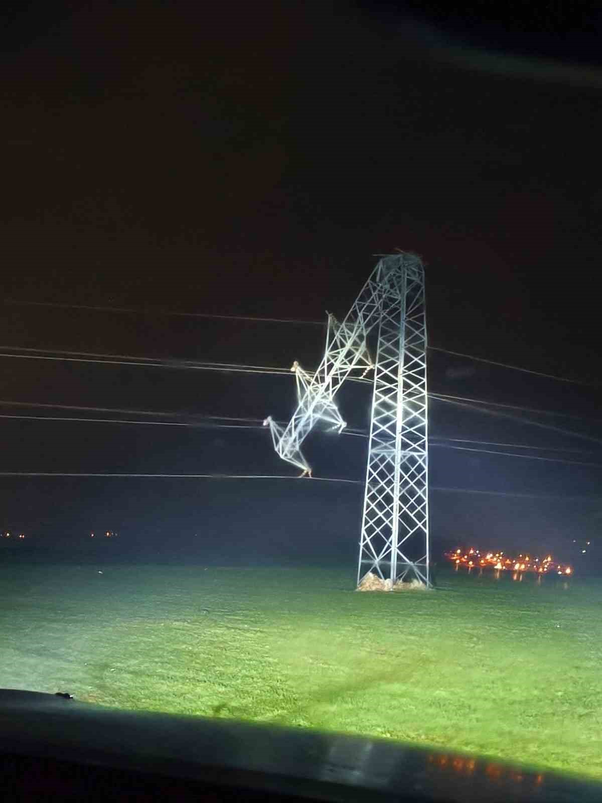 Gerilim hattındaki hırsızlıkta direkler devrildi, alternatif hatlar sayesinde il&ccedil;e elektriksiz kalmadı
