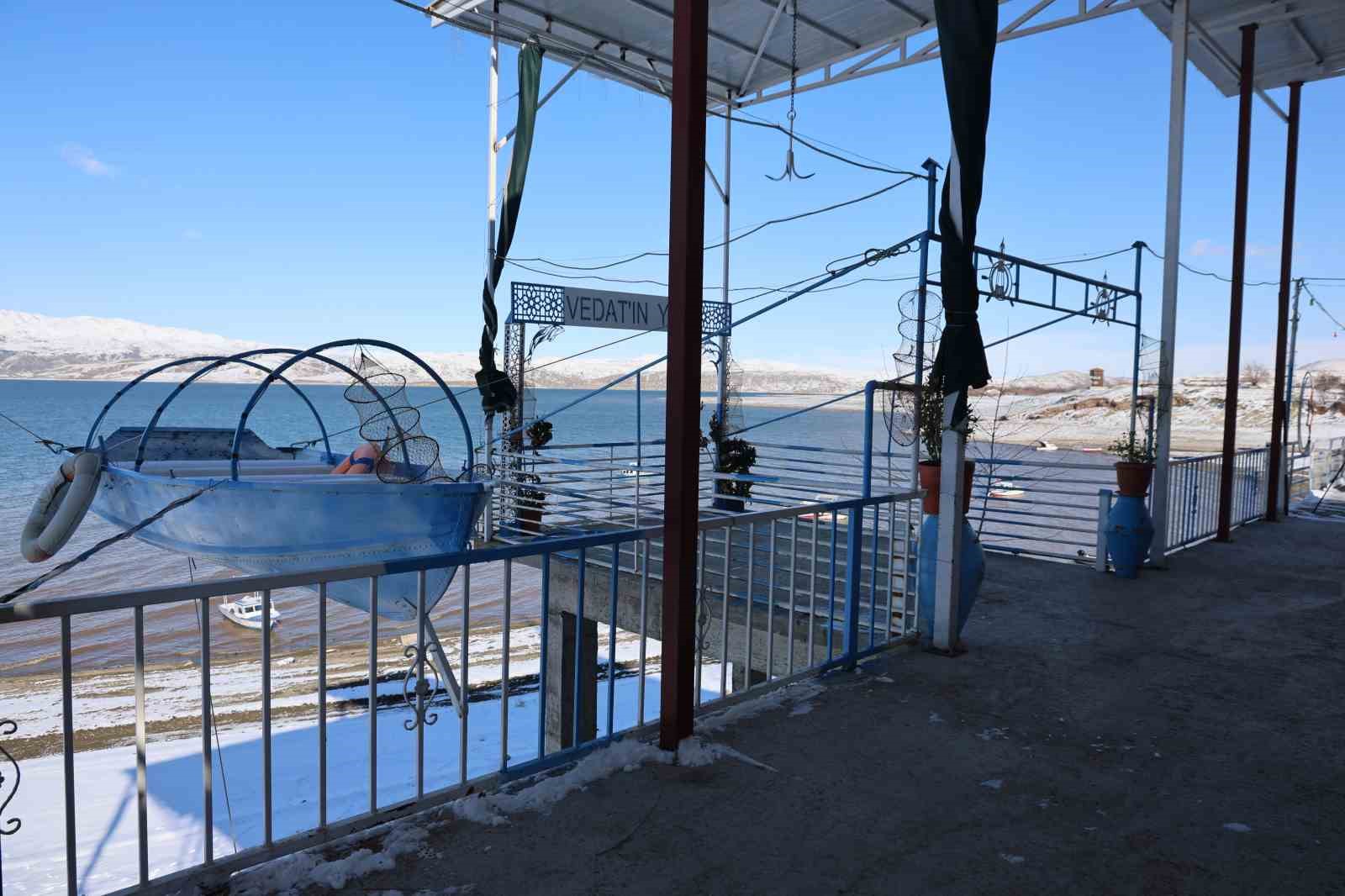 Mavinin ve beyazın buluştuğu k&ouml;y, eşsiz manzaralar oluşturdu
