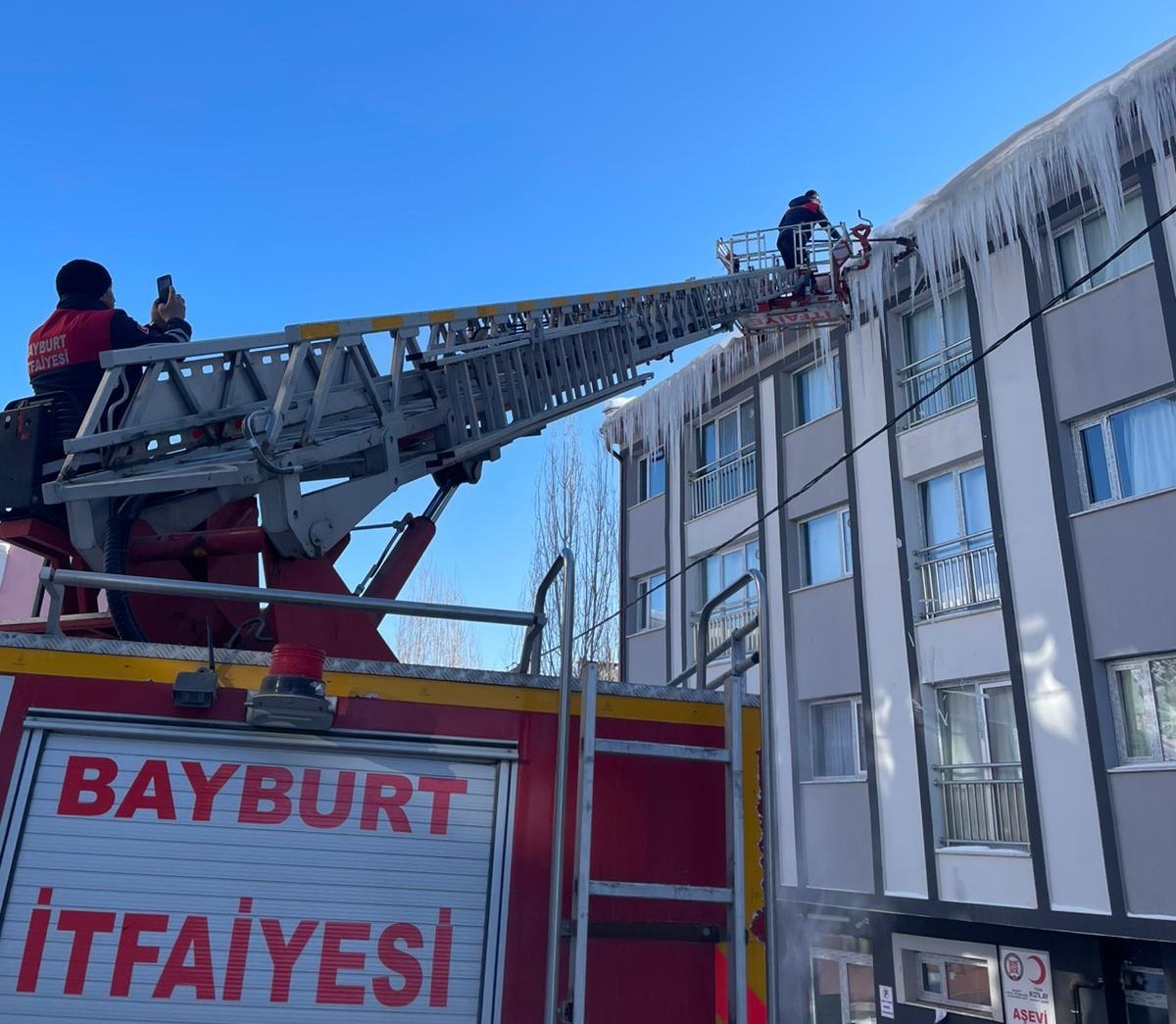 Bayburt&rsquo;ta tehlike oluşturan buz sarkıtları temizleniyor
