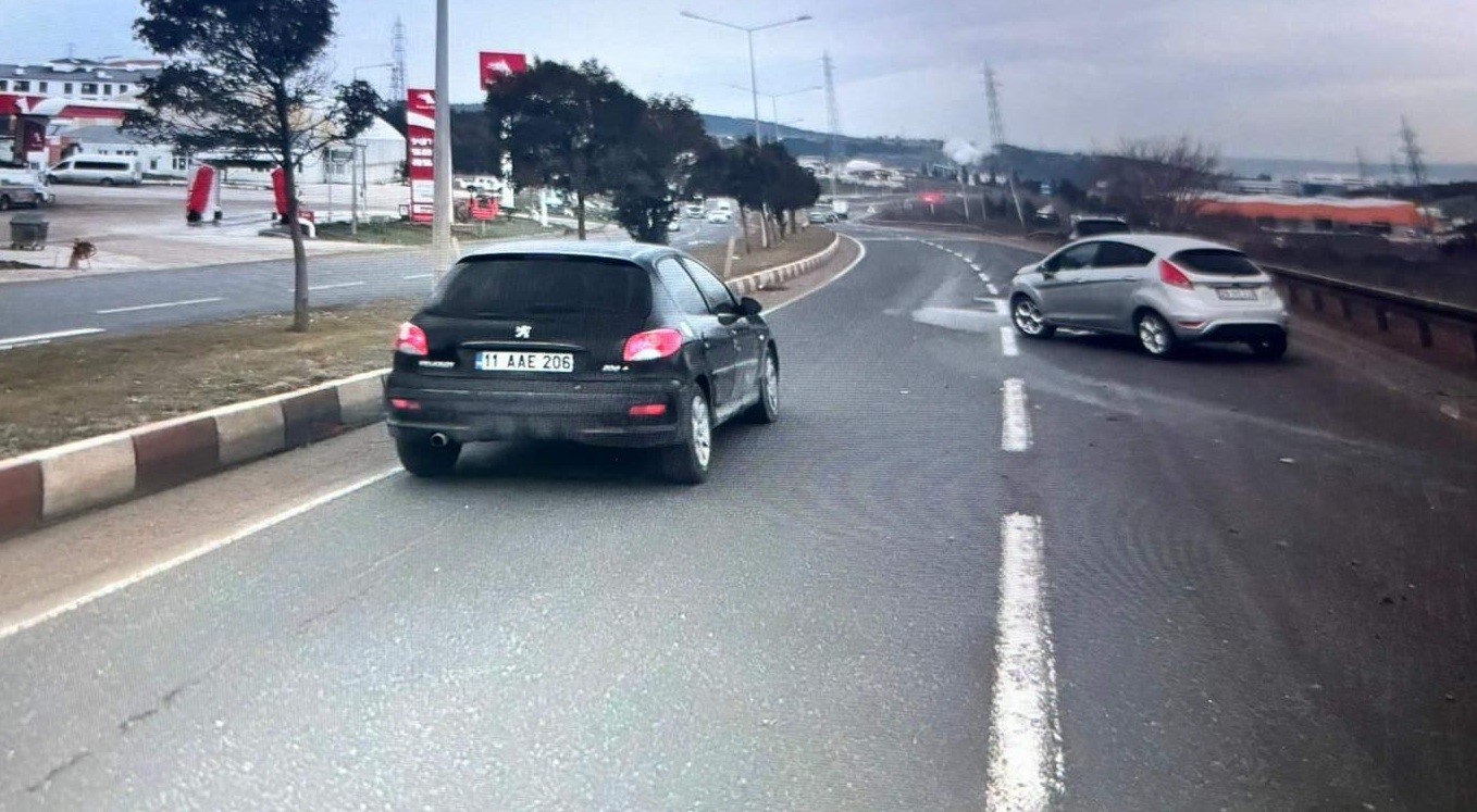 Bilecik&rsquo;te direksiyon hakimiyetini kaybeden s&uuml;r&uuml;c&uuml; bariyere &ccedil;arptı
