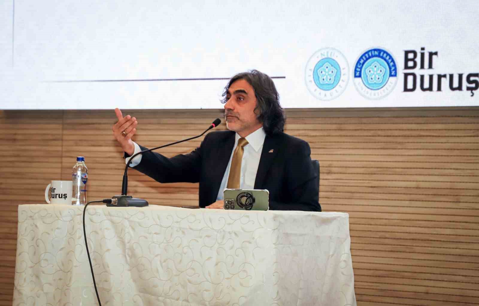 NE&Uuml;&rsquo;de "Modern D&uuml;nyada Duruş Sahibi Olmak" konuşuldu
