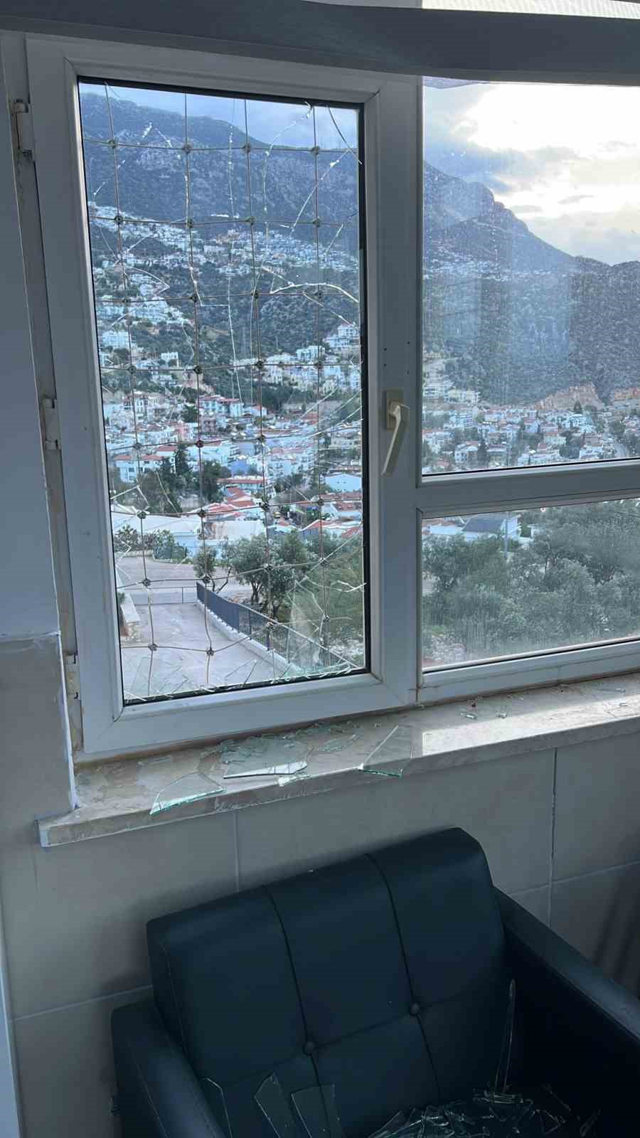 Kaş&rsquo;ta fırtına bir okulun &ccedil;atısına zarar verdi
