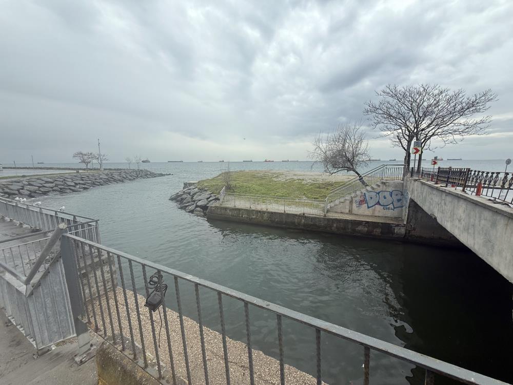 Menekşe sahilinde teknelerin geçiş sorunu balıkçıları canından bezdirdi: