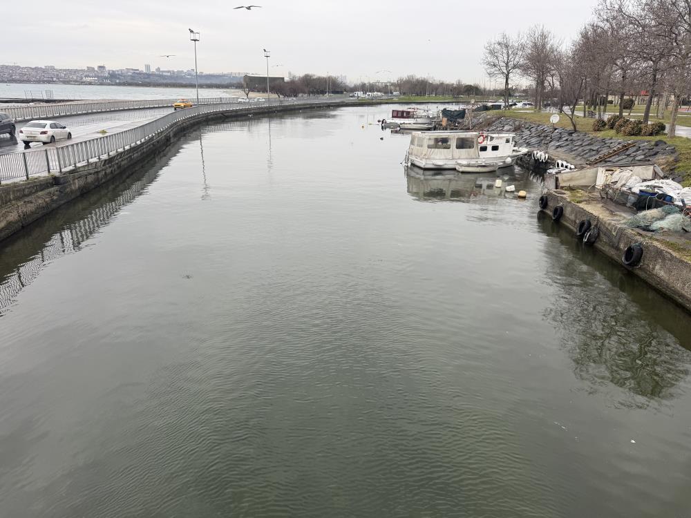 Menekşe sahilinde teknelerin geçiş sorunu balıkçıları canından bezdirdi:
