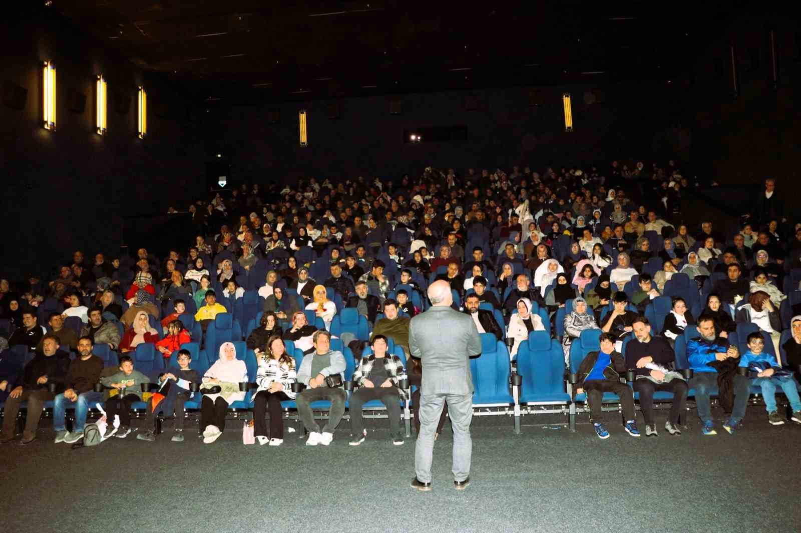 Eğitim-Bir-Sen Adana Şubesi sinema etkinliğinde buluştu
