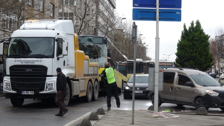 Sancaktepe’de İETT otobüsleri zincirleme kazaya karıştı: 3 kişi yaralandı