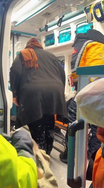 Hasta kadın k&ouml;yde mahsur kaldı: 5 saatlik &ccedil;alışmayla kapalı yol a&ccedil;ıldı
