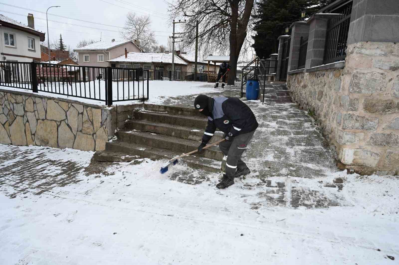 İn&ouml;n&uuml;&rsquo;de cami ve kaldırımlarda kış tedbirleri
