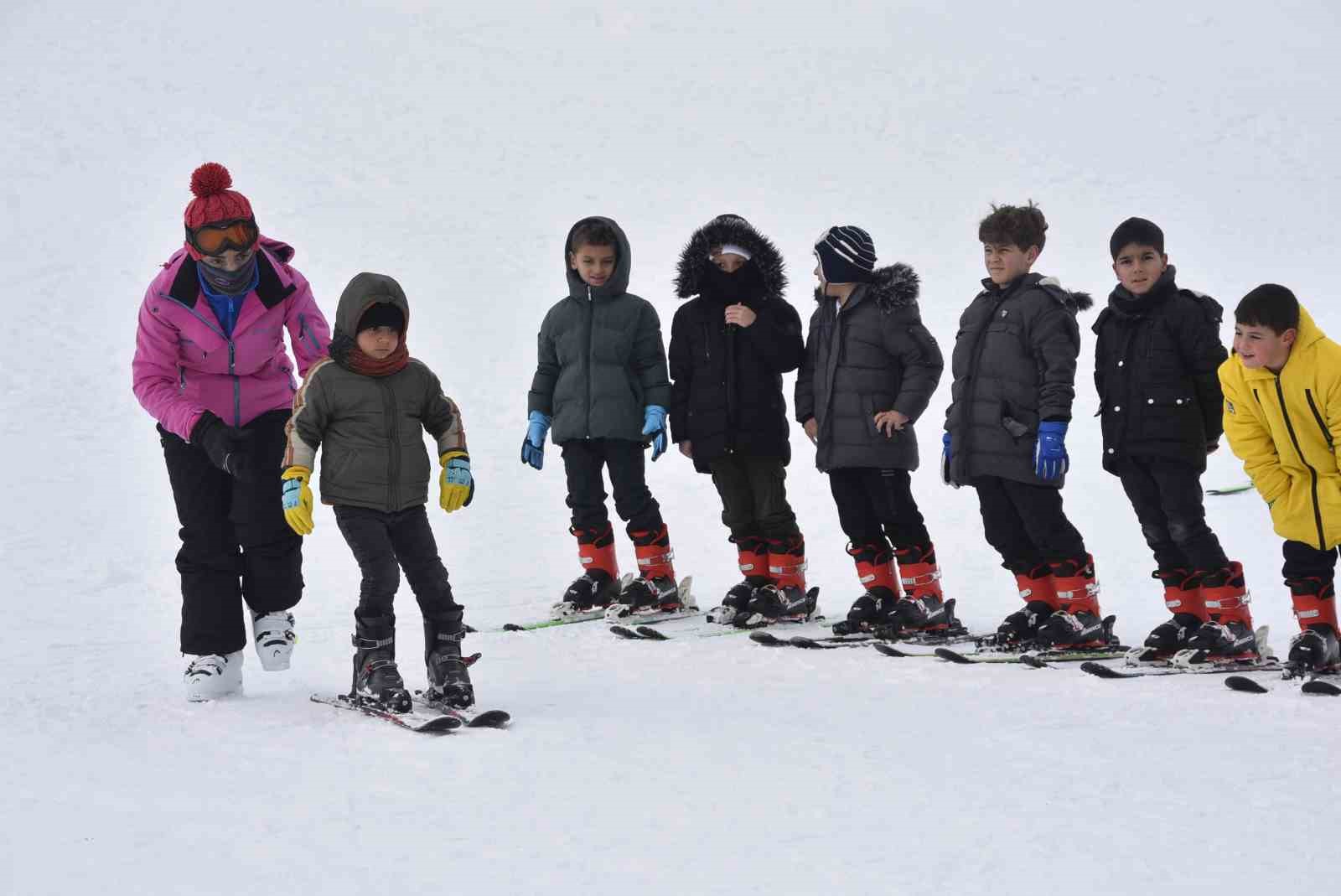 Bitlis&rsquo;te &ccedil;ocuklar karne tatilinde kayak &ouml;ğreniyor
