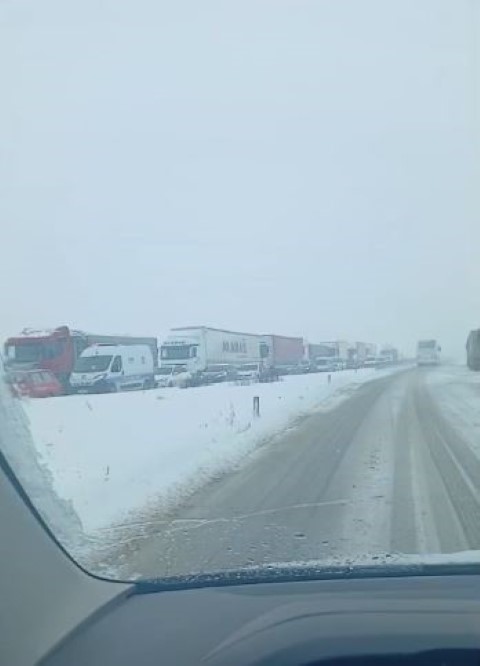 Sivas’ta ulaşıma kar engeli: Sivas-Malatya ve Sivas-Kayseri kara yolları trafiğe kapatıldı