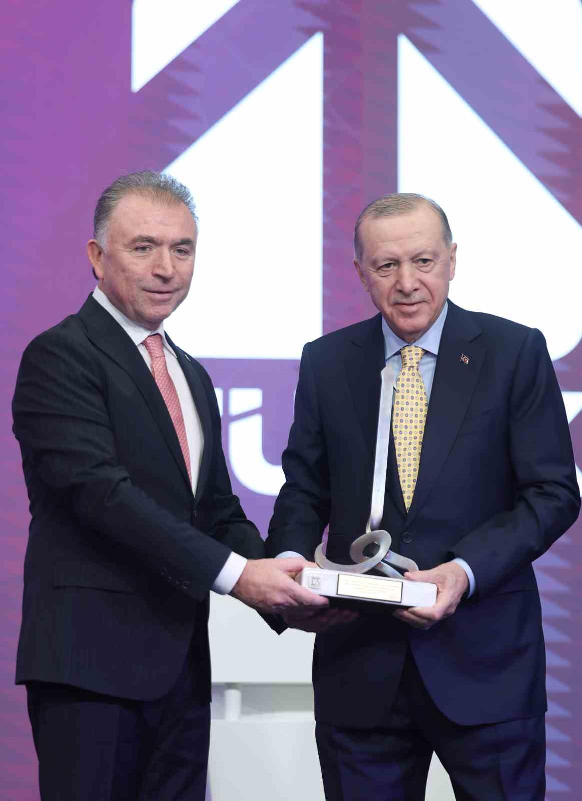 Cumhurbaşkanı Erdoğan: "Yeniden şekillenen d&uuml;nya d&uuml;zeninde kutup başlarından birisi inşallah T&uuml;rkiye&rsquo;miz olacak"
