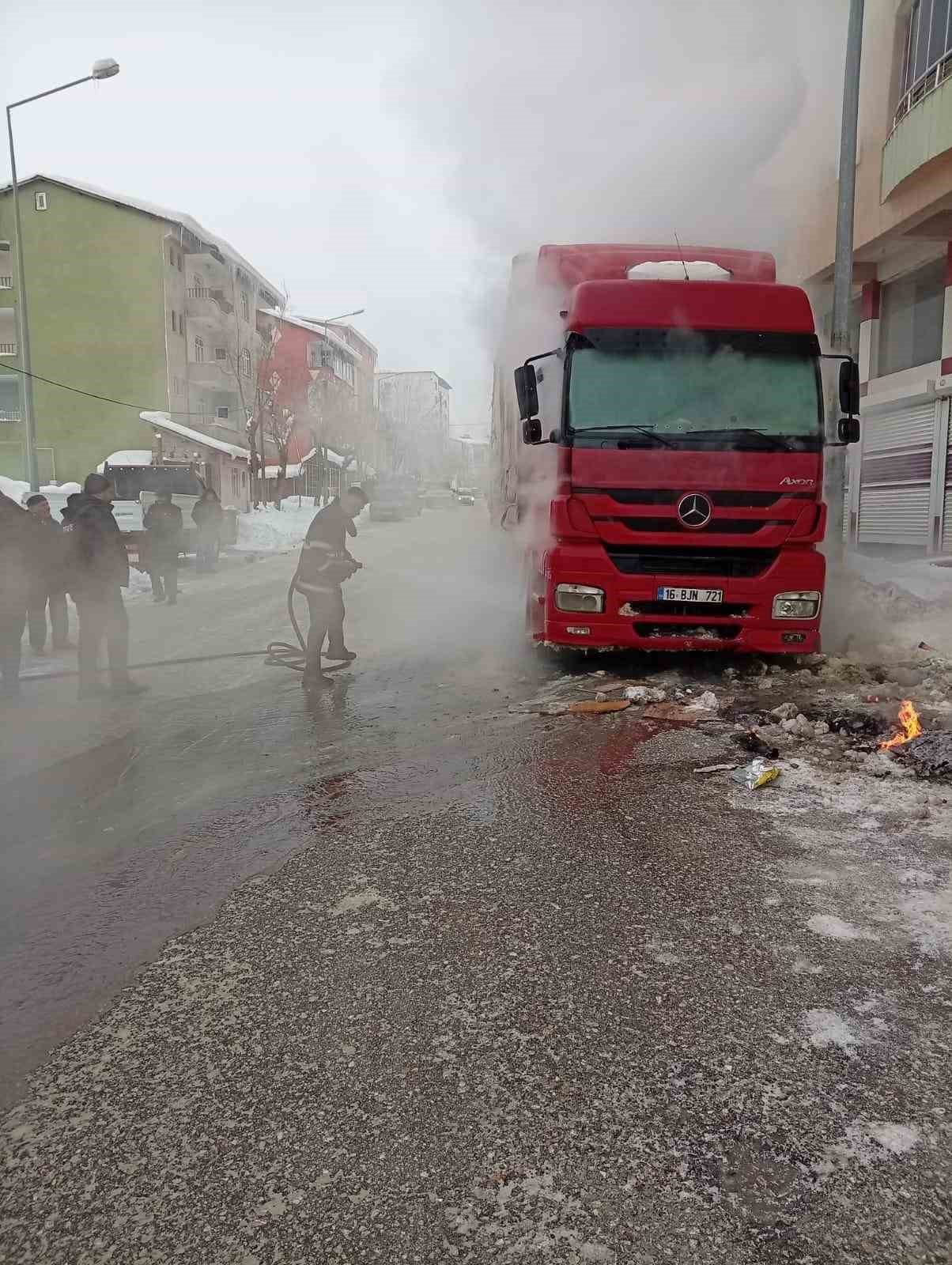 Muş&rsquo;ta park halindeki tırda yangın
